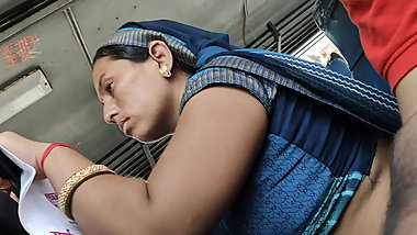 Desi Rajasthani Bhabhi hot stomach in Bus