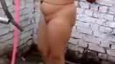 Desi Aunty Bathing