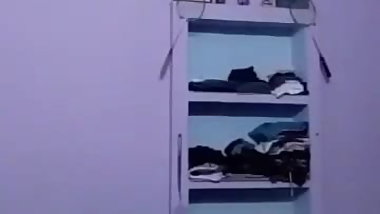 Desi teen entertaining her bf in phone call