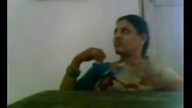 Desi Aunty in Saree Showing Boobs