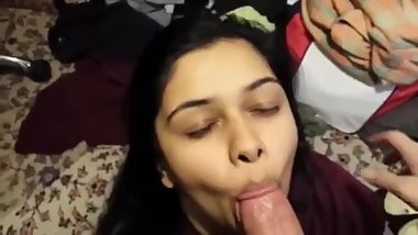 beautiful indian girl sucking hard dick like a pro