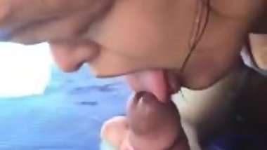 desi bhabhi blojob on water