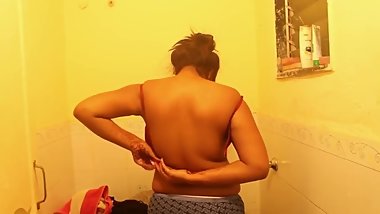 Desi Bhabi Hot Bath Full HD