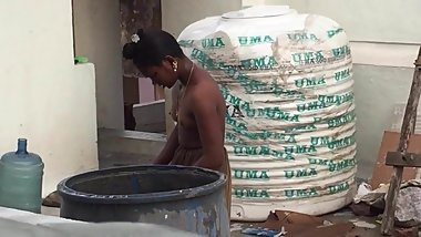 Desi aunty bathing caught me