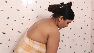 Aunty bathing and tempting