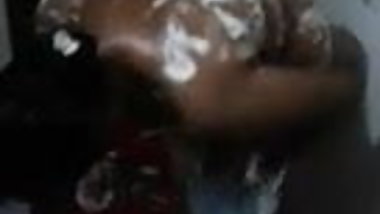 desi bhabi bathing