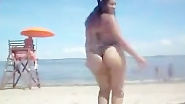 Arabian Ummah Sister shakes her Big Muslim Butt on Bikini Beach
