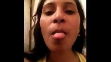 Desi bhabhi exposing her big boobs and pussy