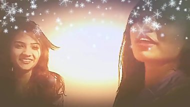 Gaali me baat krte hue ladkiya