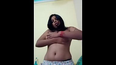 Desi cute collage girl show her boobs