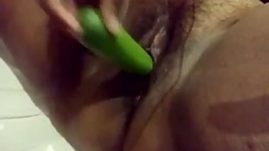 Desi south bhabhi fingering pussy
