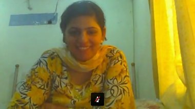 Lahori housewife Saba showing big boobs on webcam