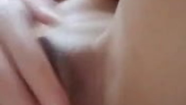 Desi pink pussy hole show by a chubby hot Indian wife