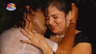 Hot bhojpuri song 13 - Sexy aunty's milky boobs kissed, navel & smooch rain