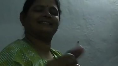 Indian Aunty Gives Handjob to her Customer