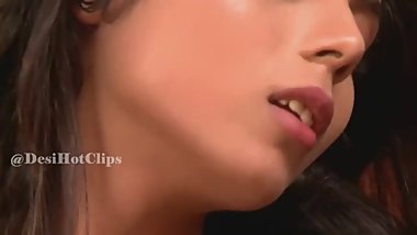 Mauke Pe Chauka - Girl Feeling Hot Alone At HOme