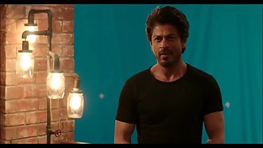 sunny leone tries to seduce shahrukh khan whike his wife is away