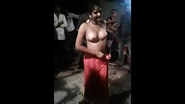 Woman open her all clothes nude dance in public