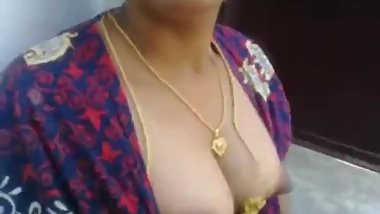 aunty showing boobs