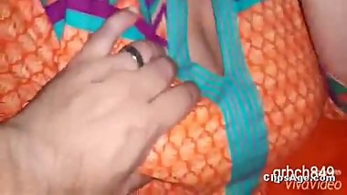 Desi hottie gets her boobs squeezed through salwar kamee