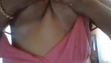 Indian desi oils up her boobs