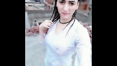 Pakistani baarish hot!