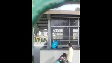 Indian lovers pubblic street blowjob