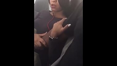 une femme se faire doigter dans l'avion