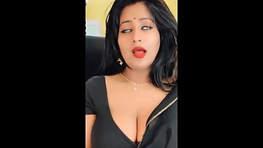 Showing big boobs hot beautiful girl