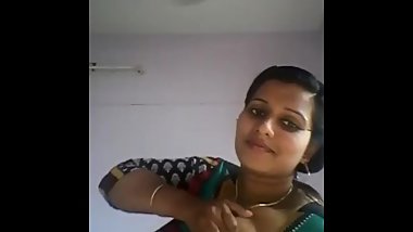 Desi bhabhi show white and big boobs