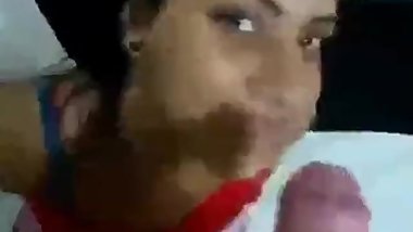 Amateur Desi babe loves sucking cock