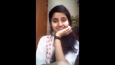 Cute Indian girls shows her boobs at web cam