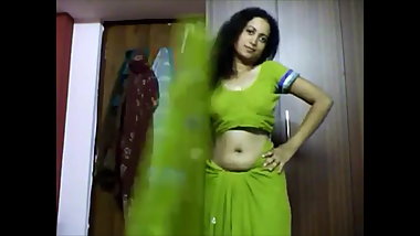 Desi bhabhi navel hole open show in saree nude with hugetits