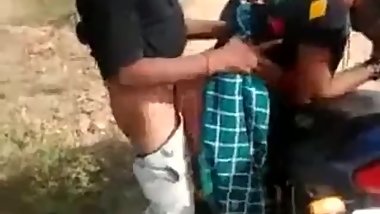 Desi couple having quickie by the road while friend films
