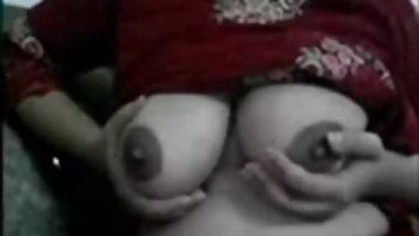 Amateur desi plump playing with her big boobies