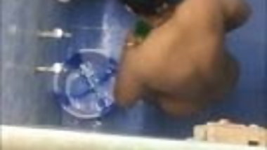 Bangla Desi aunty caught bathing