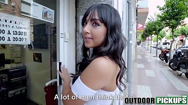 Busty Brasilian babe Alba DeSilva gets her pussy stretched