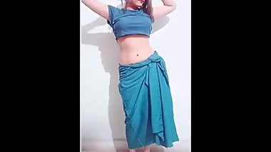 INDIAN GIRL SHOW HER BELLY DANCE MOVES. NON-NUDE.