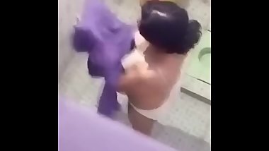 Bhabhi bathing hidden cam