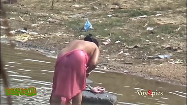Desi mature aunty bathing in pond secretly recorded