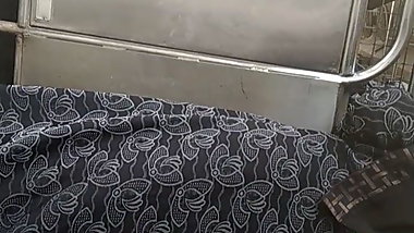 Desi gaand try to capture in train