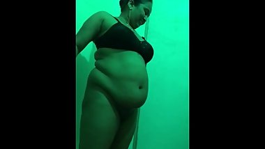 Desi bhabhi getting ready for sex