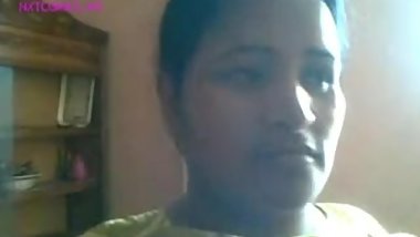 desi aunty exposing tits and pussy