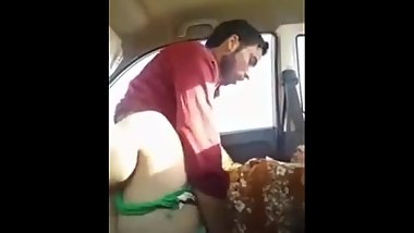 Desi couples fuck in the car