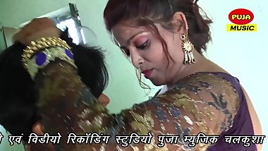 Hot bhojpuri song 75 - Boobs pressed, kissed & cleavage show in blouse