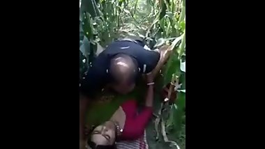Desi bhabi lai makai bari ma chikdai